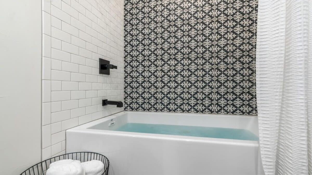 Alley Kat Guesthouse With Private Hot Tub Fredericksburg Buitenkant foto